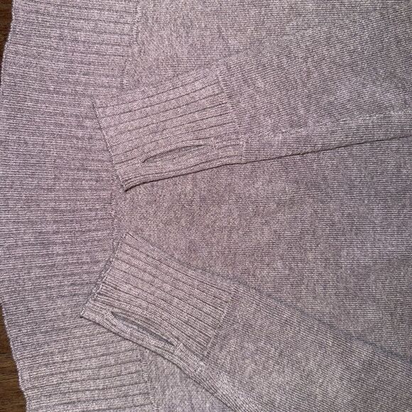 Lululemon sweater size 4? - Picture 3 of 6